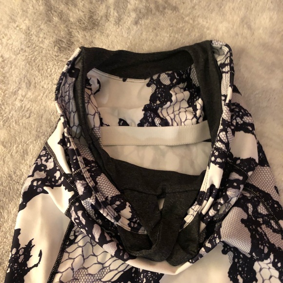 Athletic wear top - Picture 3 of 3